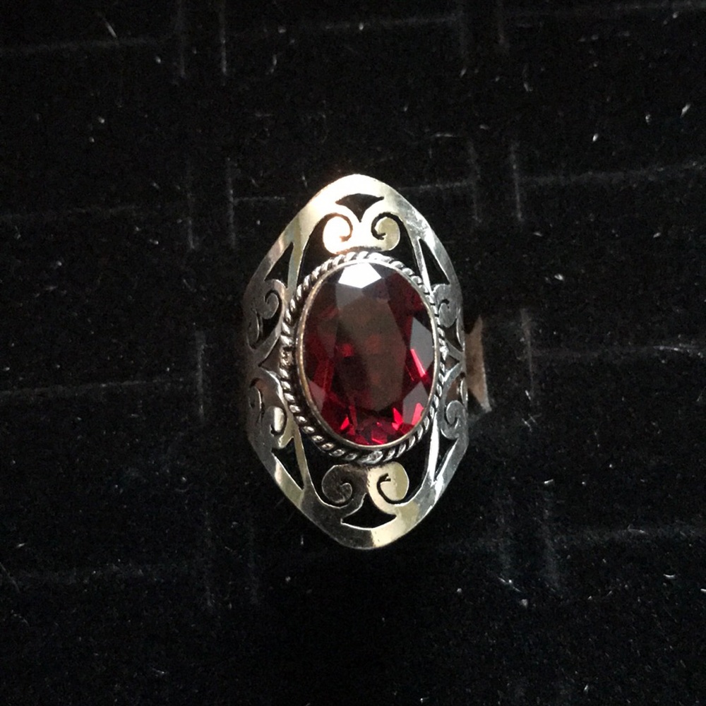 Sexy garnet ring in sterling silver. 8.5